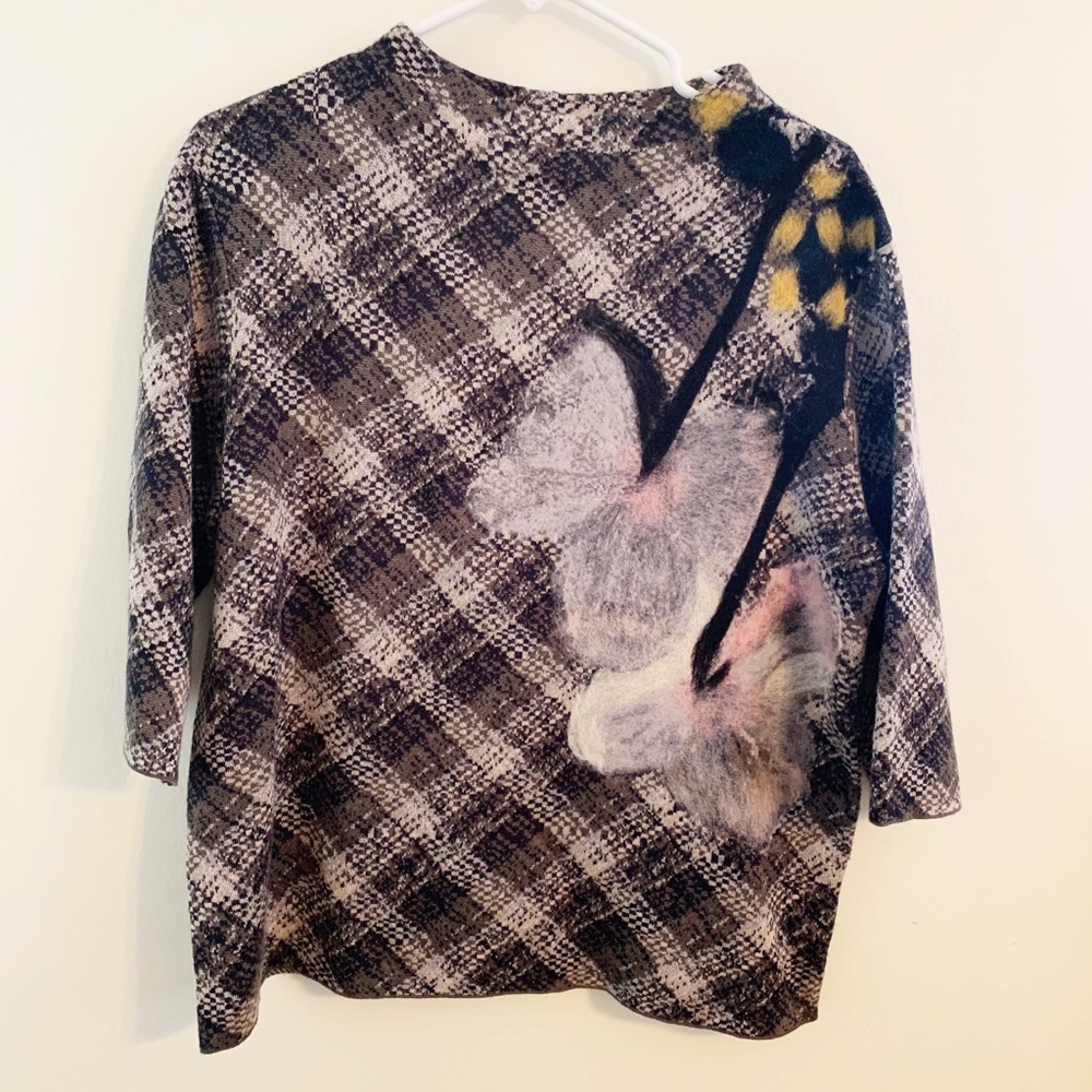 Soft sweater. With flower print.
